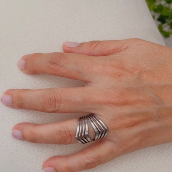 NWT Unisex silver stainless steel ring, laser cut pattern. Size 7 - Picture 12 of 15